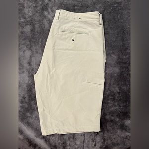 Resolution brand, men’s size large tan shorts